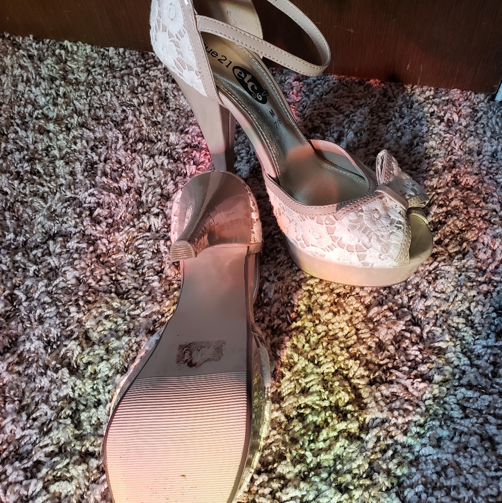 Tank Heels - Picture 3 of 4